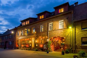 Außenansicht bei Nacht Gasthaus & Hotel Drei Lilien