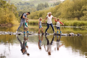 Familie geht über Steine, Familien Urlaub, Kinder Taubertal, Hotel, Werbach Drei Lilien,Web